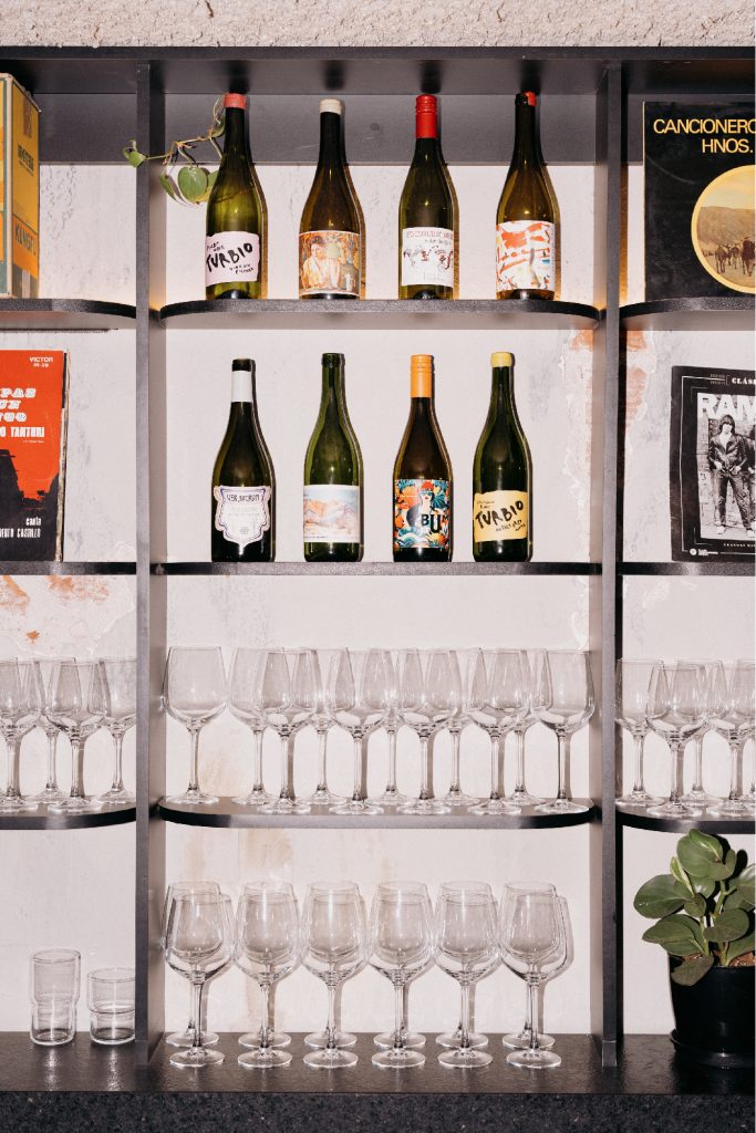 Selección de vinos naturales y copas de cristal en el bar de Tresca.