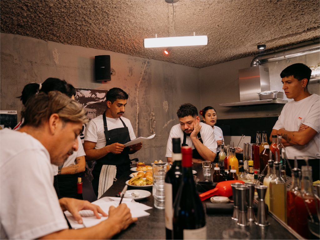 Equipo de cocina de Tresca reunido para un briefing previo al servicio.